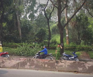 Hiện trường phát hiện thi thể người đàn ông tử vong trong tư thế treo cổ ở khu đất vắng