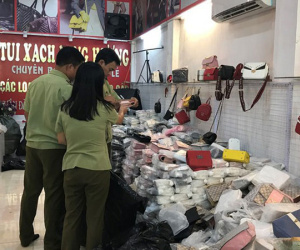 Hà Nội: Phát hiện kho buôn túi xách nghi giả nhãn hiệu Gucci, Chanel, Charles & Keith