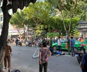 Đôi vợ chồng trẻ chạy xe máy trọng thương vì bị giàn treo di động từ tòa nhà cao tầng rơi trúng