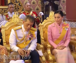 Hoàng hậu Thái Lan tái xuất bên Quốc vương sau khi thứ phi bị phế truất và rò rỉ thông tin về tình hình hiện tại của Hoàng quý phi