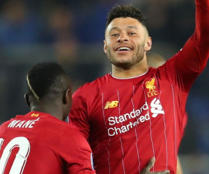 Chamberlain lập cú đúp, Liverpool thắng đậm trên đất Bỉ