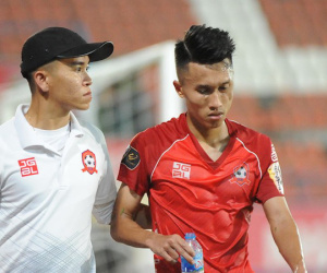 Mặt cầu thủ V.League biến dạng sau va chạm cực mạnh, nhập viện ngay trong đêm
