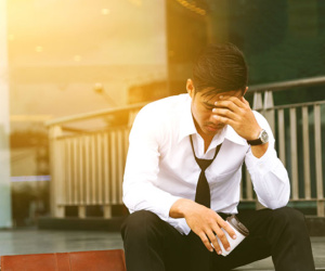 Về đến cây cầu gần nhà thì nghe tiếng phụ nữ khóc nấc bên dưới, tưởng có người muốn tự tử nên tôi lần mò xuống, nào ngờ đó lại là vợ mình