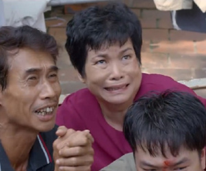 Hoa hồng trên ngực trái tập 24: Thái thuê giang hồ 'tống cổ' cả nhà Khuê ra đường, Hưởng bị đánh bầm dập nhưng phản ứng của bà mẹ mới bất ngờ