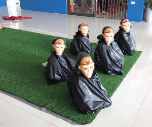 Chưa đến Halloween mà các cô đã hóa trang cho trẻ 'trăm em như một', lại thêm biểu cảm cũng y hệt khiến dân mạng cười lăn lóc