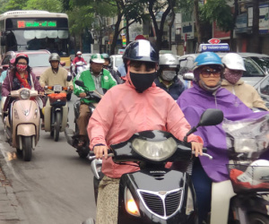 Hà Nội: Không khí lạnh tràn về, nhiệt độ giảm mạnh, người dân thích thú mặc áo ấm ra đường dưới trời mưa phùn