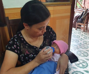 Mẹ bỏ lại con gái mới sinh ngoài đường vào sáng sớm, nhấn còi xe báo hiệu rồi bỏ đi