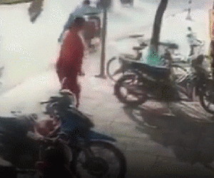 Video: Nam thanh niên lao xe hạ gục tên trộm xe máy ngay giữa phố