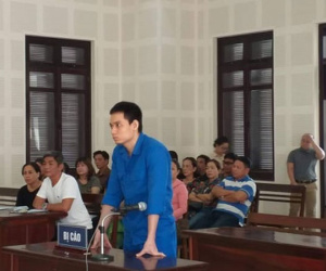 Xử cựu công an tạt axit vợ sắp cưới: Bị hại vắng mặt