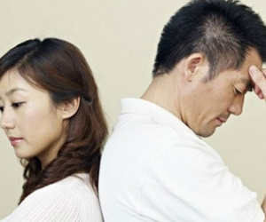 Quên giấy tờ nên về nhà lấy, tôi choáng váng trước cảnh giường chiếu nóng bỏng của con ngay giữa phòng khách, nhìn cô gái ấy mà tôi nói không nên lời