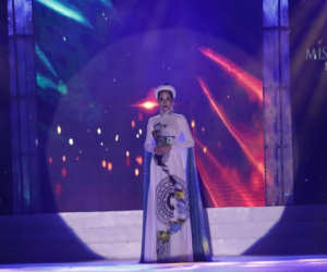 NSND Thanh Hoa nói gì khi Hoàng Hạnh hát như bị bóp cổ 'Tàu anh qua núi' ở Hoa hậu Trái đất 2019?
