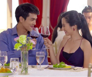 Sinh nhật nhân tình, chồng 'chơi lớn' bao cả nhà hàng, nhưng vừa nhìn thấy phục vụ bàn anh ta hoảng hồn run sợ