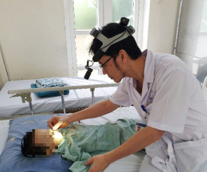Nhỏ nhầm axit vào mũi khiến con trai bỏng nặng