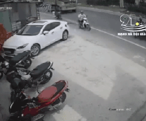 Video: Pha nổ lốp kinh hoàng, công nhân ngồi bên đường trúng 'đòn' phải nhập viện