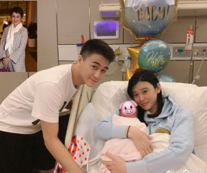 Bà Tư gia tộc sòng bạc Macau xúc động khi bế trên tay đích tôn của dòng họ, bối rối vì lần đầu làm chuyện trọng đại