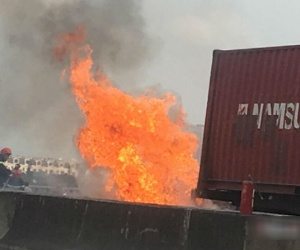 Xe container cháy ngùn ngụt trên đường dẫn cao tốc Long Thành