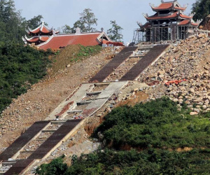 Hà Giang xẻ núi, dời trăm ngôi mộ để xây chùa sát cột cờ Lũng Cú