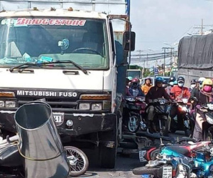 Ô tô tải tông 7 xe máy dừng đèn đỏ ở Long An, 11 người nhập viện