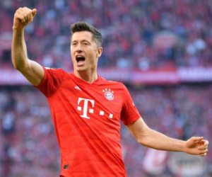 Lewandowksi lập kỷ lục vô tiền khoáng hậu, Bayern vươn lên ngôi đầu Bundesliga