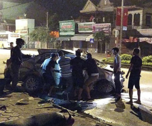 Xe khách đâm taxi, 3 hành khách tử vong, tài xế nguy kịch