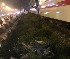 Thanh niên Hà Nội bị tàu đâm nguy kịch, xe máy văng xa nhiều mét