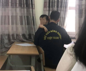 Chàng sinh viên bế con lên giảng đường bất ngờ gây bão cả mạng xã hội, tìm hiểu mới biết chỉ là ông bố 'hờ'