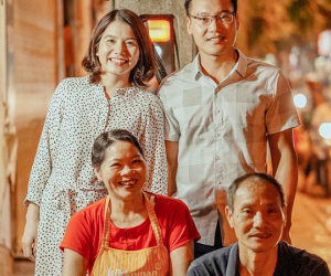 Chuyện về hàng quẩy đùi gà quen thuộc tại Hà Nội, có 2 bố mẹ chồng rất 'đỉnh', bán được bao nhiêu đều tặng hết tiền cho con dâu