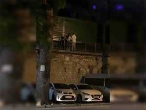 Clip: Đôi nam nữ đứng sát đường ray trên phố Phùng Hưng ngắm... tàu chạy khiến dân tình vừa hốt hoảng, vừa chán ngán