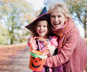 Hàng trăm người hoá trang rùng rợn kéo lên phố cổ Hà Nội đón Halloween sớm