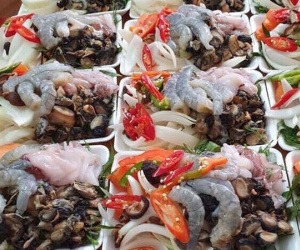Giật mình set lẩu toàn hải sản tươi giá chỉ 50 ngàn trên vỉa hè