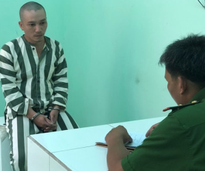 Vợ chồng hờ dùng bình xịt hơi cay bán ma túy đá