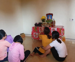 Mất thông tin của con khi đang ở Anh, nhiều gia đình lập bàn thờ tạm