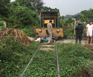 Xe máy chở 3 người bị tàu hỏa tông trúng, cháu bé 3 tuổi chui từ gầm tàu hỏa thoát chết thần kỳ