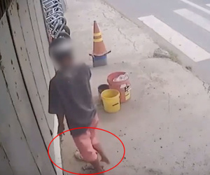 Clip được chia sẻ nhiều nhất hôm nay: Người đàn ông dừng xe máy đứng trên vỉa hè nghe điện thoại, bất ngờ đánh tráo... đôi dép tổ ong