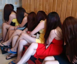 Bắt quả tang 3 thiếu nữ 'đi khách' với giá 300.000 đồng/lượt