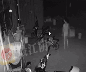 Thanh niên khỏa thân lẻn vào sàm sỡ vợ hàng xóm trong đêm