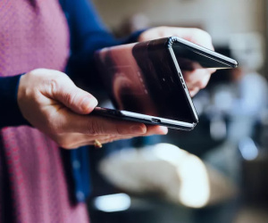 Quên Galaxy Fold đi, smartphone này có 2 bản lề màn hình 10 inch