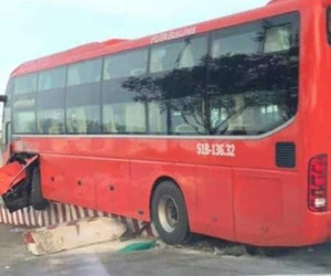 Xe khách ‘đại náo’ dưới chân cầu Sài Gòn, hành khách khiếp vía