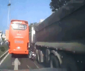 Clip: Nam thanh niên thoát chết thần kỳ sau màn luồn lách xe liều lĩnh, bị dân mạng chỉ trích kịch liệt