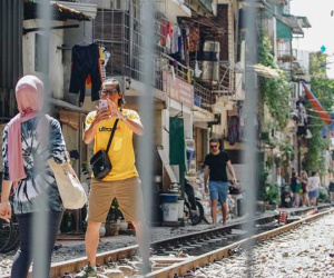 Hơn 2 tuần kể từ khi xóm cà phê đường tàu bị xóa sổ, hàng trăm du khách nước ngoài vẫn tìm đến xin được chụp ảnh