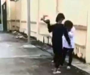 Bị mắng thua 'con nhà người ta', nữ sinh uất ức lấy mũ bảo hiểm đập vào đầu bạn