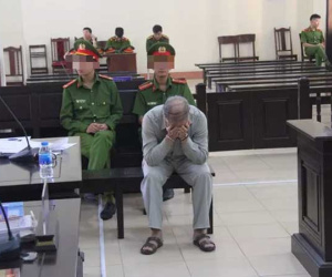 Hiệu trưởng dâm ô hàng loạt nam sinh cúi gằm mặt ở toà