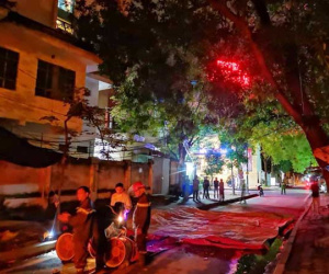 Hà Nội: Giải cứu người đàn ông nằm vắt vẻo trên cây giữa đêm