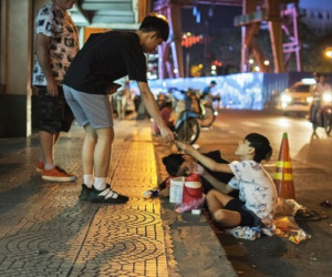 Mẹ ngủ gục ngay trên nền bê tông, dân mạng xúc động vì hành động của bé trai