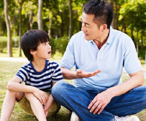 Con trai định mang dao đánh nhau với bạn học, bố không can mà hùa theo nhưng lại khiến con sợ tái mặt, dân mạng khen hết lời