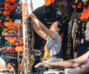 Chùm ảnh: Phố Hàng Mã tràn ngập sắc màu ma quỷ trước ngày lễ Halloween