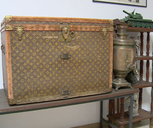 Đôi vợ chồng già dùng rương cổ Louis Vuitton giá 255 triệu đồng… đựng ngô