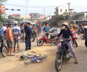 Bé trai bị xe ben cán tử vong trên đường đi học, cha mẹ mù chỉ biết vờ tìm thi thể con trong nước mắt