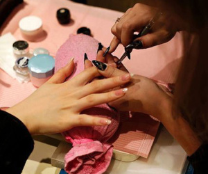 Góc khuất bên trong các tiệm nail giúp người Việt nhập cư 'đổi đời': Bị vắt kiệt sức lao động, không thể cầu cứu ai cùng các hoạt động tội phạm trá hình khác