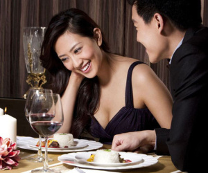Bắt đầu bằng chiêu mời gọi 'hôn em đi' hay cách 'rót mật vào tai' buổi sáng khiến đàn ông không yên suốt cả ngày